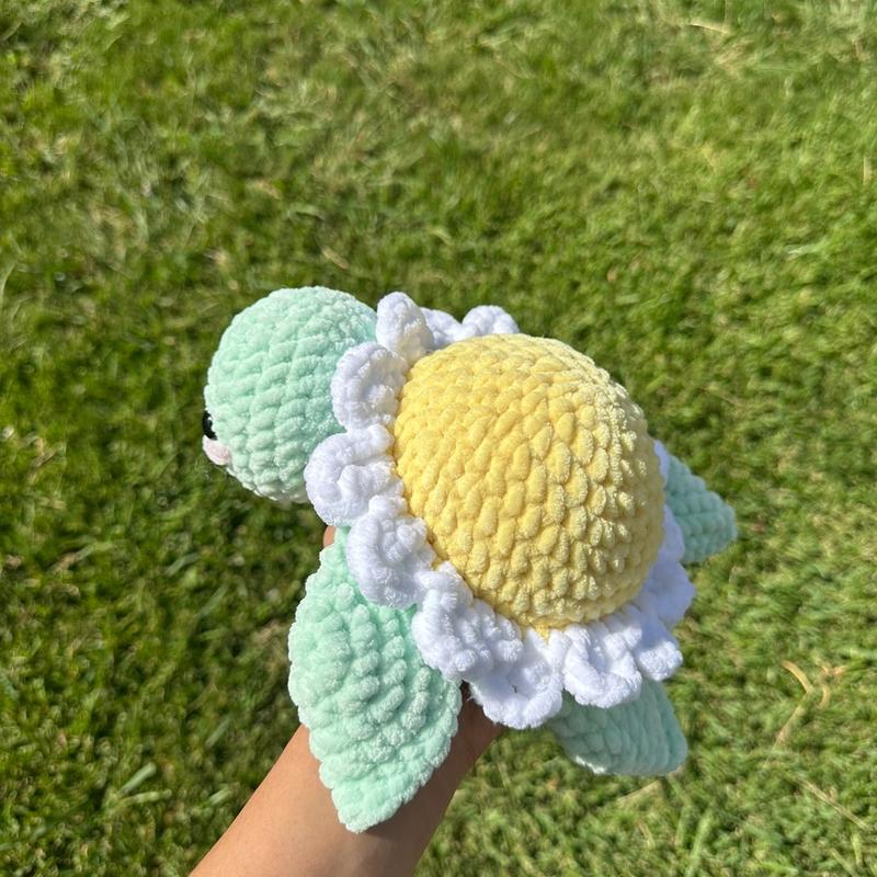 Crochet daisy turtle