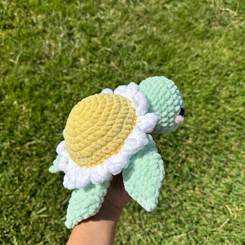 Crochet daisy turtle