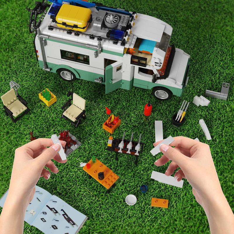 Green & White Camper Van Building Blocks Set, with LED Lighting, Perfect Christmas & Halloween Toys for Adults and Kids (1586 pcs)