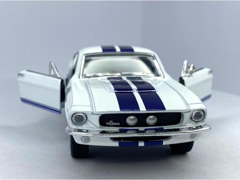 KiNSMART 1967 Ford Shelby Mustang GT500 White 1:38 Scale 5 Inch Die Cast Model Toy Race Car w Pullback Action Modelo de auto