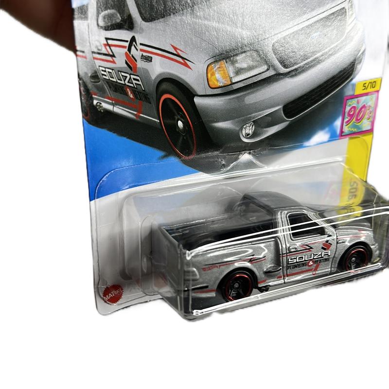 Hot Wheels 99 Ford F-150 SVT Lightning Diecast Car Scale 1:64