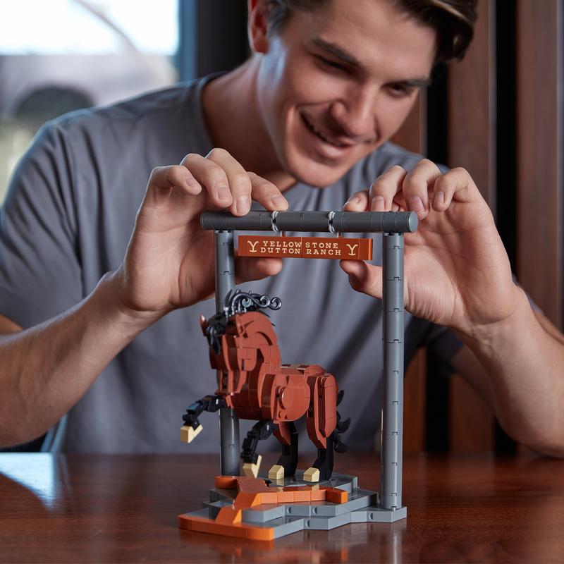 Yellowstone Stallion Horse Brick Building Set