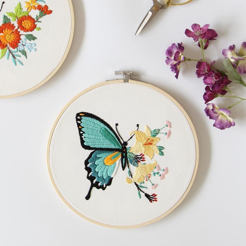 Butterfly Floral Pattern DIY Embroidery Kit, 1 Set DIY Embroidery Material Pack, Including 4 Counts Embroidery Fabric & 2 Counts Embroidery Hoop & 1 Count Threader & 12pcs Needle