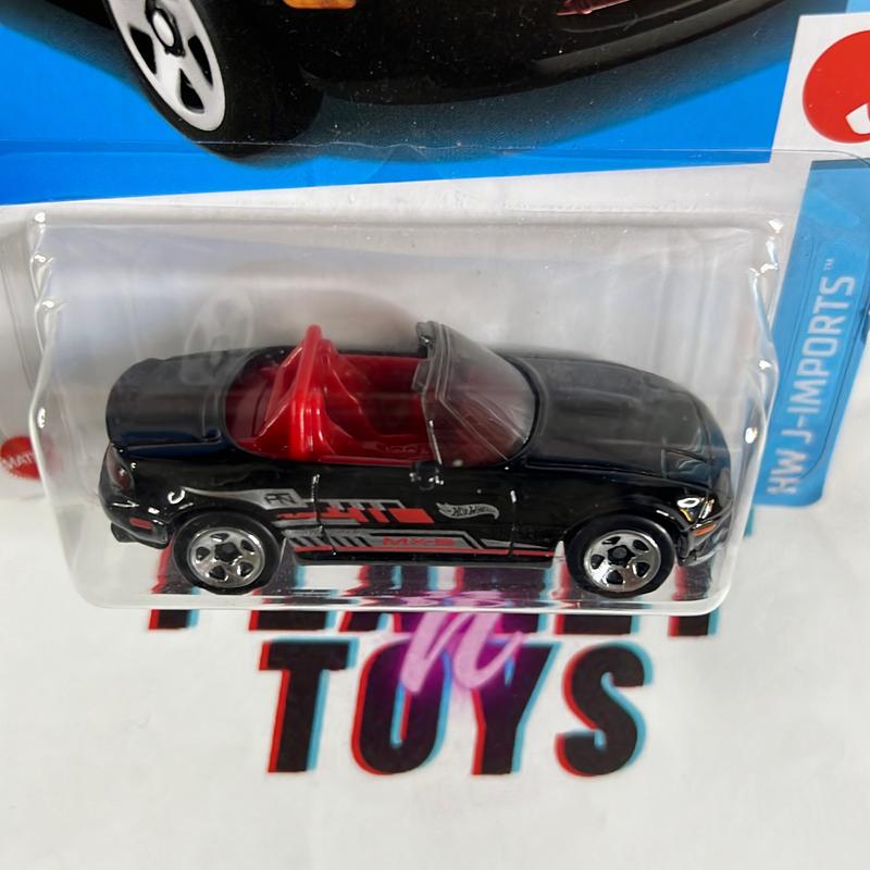 Hot Wheels 91 Mazda MX-5 Miata Diecast Car - 1:64 Scale