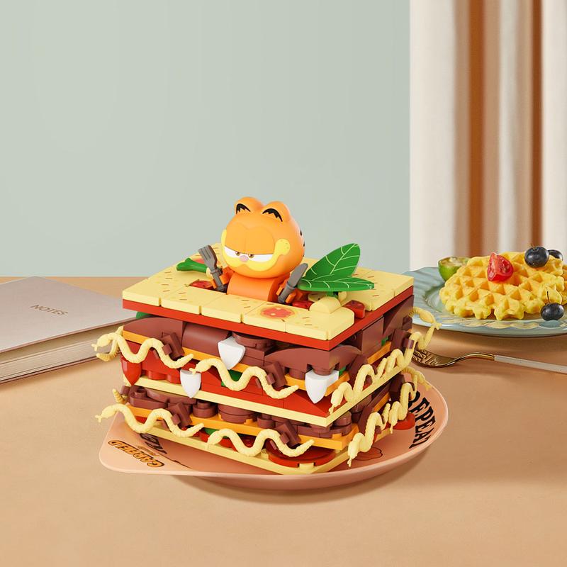 PANTASY Garfield Lasagna Building Kit Foodie Series Lasagna Model with Garfield Figures Retro Cartoon Style Desktop Ornament Perfect Gift for Garfield Fans and Collectors